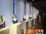 图为展出的吴淑云作品花鸟磁盘。　马骞 摄 - 云南频道