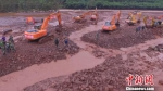 图为武警水电部队正在开挖泄洪槽 文江 摄 - 云南频道