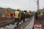 图为昆明铁路局工人正在抢修成昆铁路 万乘里 摄 - 云南频道