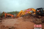图为武警水电官兵正在开挖泄洪槽。　文江 摄 - 云南频道