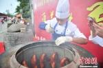 云南宜良上演“食神”大赛 千人比赛吃烤鸭 - 云南频道