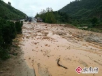 玉溪华宁江华公路发生泥石流 导致双向道路中断 - 云南信息港