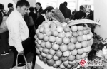 昆明农交会商品种类多 3元一个的柠檬鸡蛋被围观 - 云南信息港