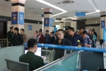 图为旅客在办理出境手续 - 云南频道