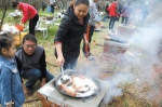 堆个土灶烧柴火 昆明50个家庭土法做饭度周末 - 云南信息港