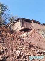 轿子山旅游专线附近荒坡坍塌 村民房子地基悬空 - 云南信息港
