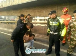 男子打砸过往车辆被追捕 慌不择路欲跳桥 - 云南信息港