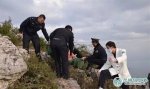 男子西山顶喝药自杀 民警翻山2公里将其抬上救护车 - 云南信息港