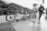 随意停放导致找车难 昆明市民呼吁使用有桩共享单车 - 云南频道