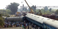 印度东南部一列车脱轨 至少39人死亡 - 新闻频道