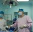 图为正在进行中的“单孔腹腔镜下后入路脾切除术” - 云南频道