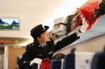 女警在列车巡视工作当中，也会为行动不便的旅客提供帮助。 - 云南频道