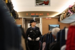 在列车运行过程中，女警需要不间断的对列车车厢开展巡视。 - 云南频道