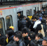 资料图：图为北京地铁四惠站早高峰人潮。中新网记者 金硕 摄 - 云南频道