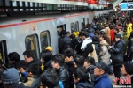 资料图：图为北京地铁四惠站早高峰人潮。中新网记者 金硕 摄 - 云南频道