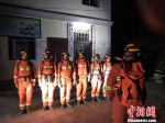 图为消防官兵抵达震中八宝村。　昭通消防提供 摄 - 云南频道