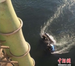图为坠入江中车辆。　钟欣 摄 - 云南频道