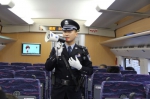 列车将到站时动车乘警利用小喇叭给旅客做安全提示 - 云南频道