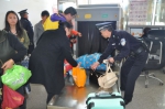 车站客流量拥挤时站勤民警帮助旅客拾起行李 - 云南频道