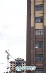 多数高层小区未装防护窗 住户认为阳台有栏杆就行 - 云南信息港