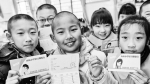 开学首日昆明一小学给学生发“红包” - 云南频道