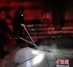 民警在捕捉眼镜蛇 元江县公安局 - 云南频道