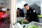 昆明龙泉派出所“学雷锋” 警民携手为爱心食堂做义工 - 政府