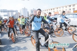骑共享单车开新能源汽车 数百志愿者倡议环保出行 - 云南信息港