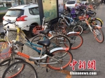 两辆单车“加塞”停放，占用了部分公共道路。中新网 吴涛 摄 - 云南频道