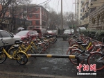 风雪中的共享单车。中新网 吴涛 摄 - 云南频道