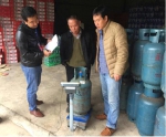 西双版纳检测中心协助勐海县市管局开展瓶装液化气计量专项检查 - 质量技术监督局