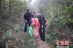 图为民警正在救助受伤的豹猫 普文武 摄 - 云南频道