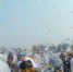 德宏泼水节开启狂欢模式 世界最大汉白玉雕遮放贡米亮相 - 云南频道