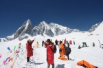 救命的氧气瓶你随手就扔 他们却要在4500米雪山上缺氧负重前行 - 云南频道