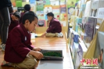 图为云南省委机关幼儿园小朋友参观加油少儿图书馆。　钟欣 摄 - 云南频道