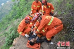 一“驴友”在怒江大峡谷探险滚下山崖消防成功营救 - 云南频道
