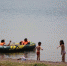 图为游客和村民在抚仙湖中嬉戏游玩。　张艳艳 摄 - 云南频道