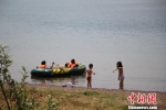 图为游客和村民在抚仙湖中嬉戏游玩。　张艳艳 摄 - 云南频道