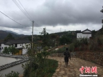图为村内铺设的青石板路。　张丹 摄 - 云南频道