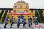 图为已有上百年历史的云南陆军讲武堂举行“换岗仪式”。　任东 摄 - 云南频道