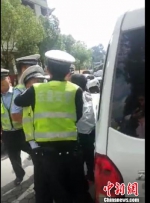 图为交警殴打司机视频截图。　网络视频截图 摄 - 云南频道