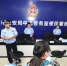 图为泸水市公安局副局长张七斤为记者讲解警务室基本情况。 - 云南频道