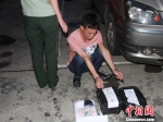 图为犯罪嫌疑人指认毒品现场。　刘沂朋 摄 - 云南频道