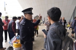 昆明铁警全力应对暴雨导致滞留旅客 - 云南频道