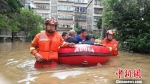 图为消防救援被困人员。　钟欣 摄 - 云南频道