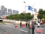 图为警方封锁交通在现场处置 刘冉阳 摄 - 云南频道