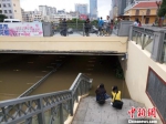 图为昆明市民在被淹地段“看海” 刘冉阳 摄 - 云南频道