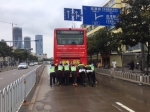 巡津街上，一辆公交车出现故障无法行驶，执勤人员齐力将车推移至路边 - 云南频道