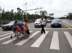 海东湿地路口，执勤协警护送行人安全过街 - 云南频道