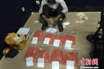图为抓获的嫌疑人和缴获的毒品。　云南省公安厅 摄 - 云南频道